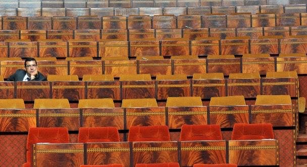 Controverse sous le dôme du Parlement en raison de "l'absence" et des accusations et accusations mutuelles 1 جدل تحت قبة البرلمان بسبب "الغياب" و مشادات واتهامات متبادلة