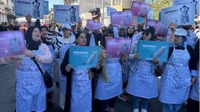 Dans une carrière inconnue après le travail. Les femmes demandent aux hommes de participer au "Shaqa Al -Dar"