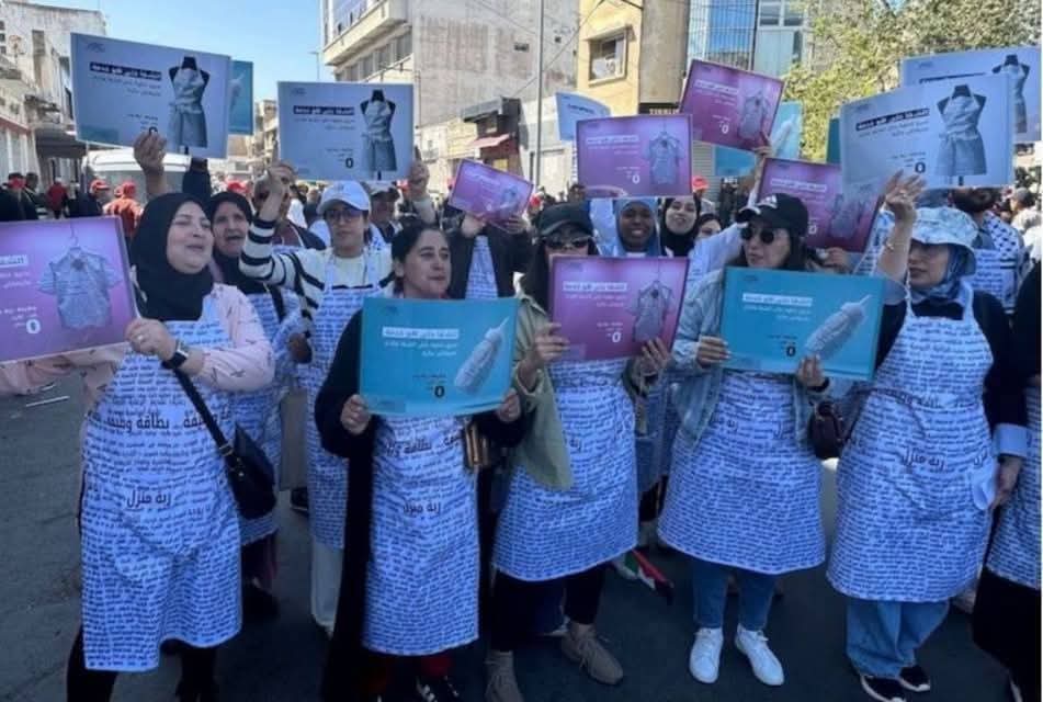 Dans une carrière inconnue après le travail. Les femmes demandent aux hommes de participer au "Shaqa Al -Dar"