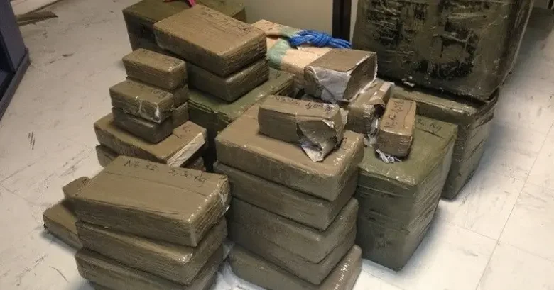 Dans une embuscade serrée à la traversée de Bani Ansar ... contrecarrant la contrebande de 130 kg de haschisch à l'intérieur des canettes de sucre 1 صورة تعبيرية