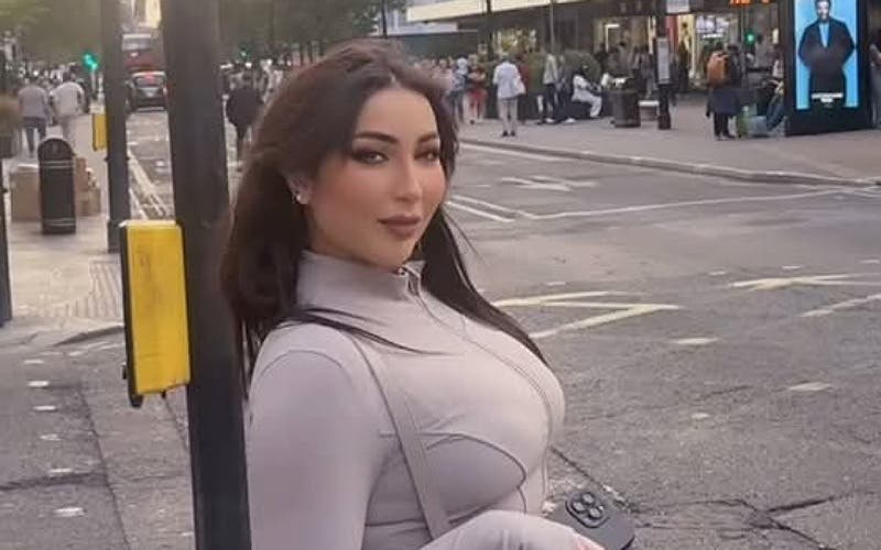 Donia Batma arrive à Londres en préparation d'un concert artistique au Hilton Metropol Theatre