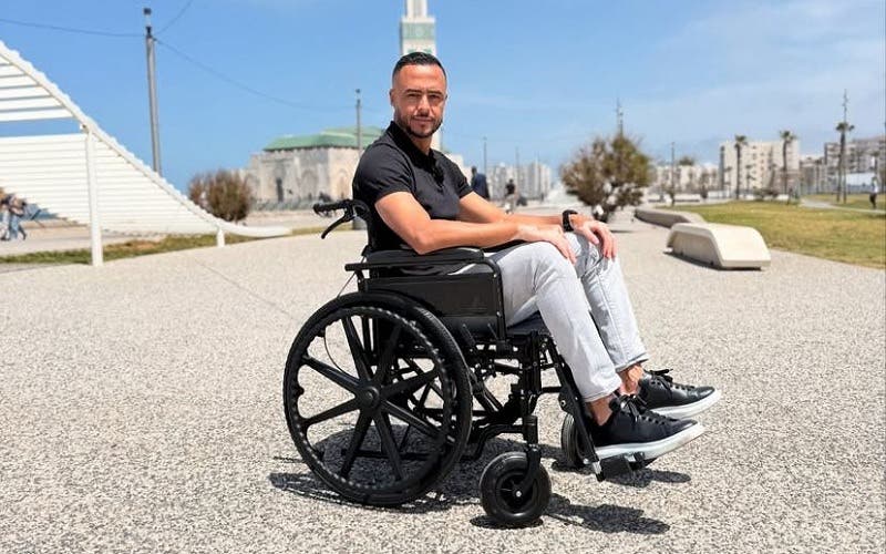 Hisham Masra connaît l'expérience du fauteuil roulant: «Les choses les plus simples se transforment en défis presque impossibles.»