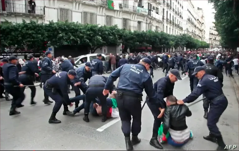 L'Algérie est emprisonnée par Baltith Mohammed Al -amin. Le système Kabraban supprime l'intérieur et attaque les Emirats