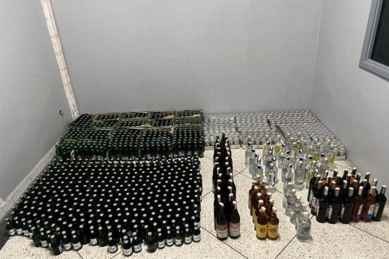 Le raid de nuit a entraîné la saisie d'un entrepôt secret d'alcool dans le Dwarour de Nador