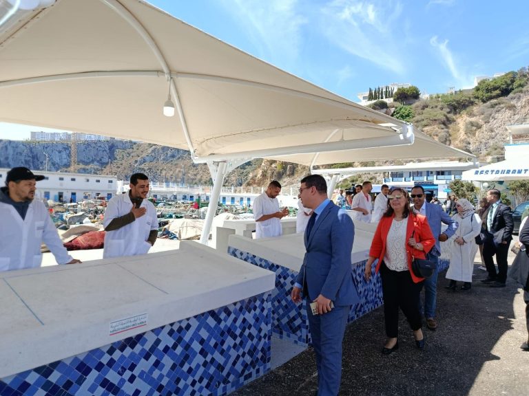 Les marchands de poissons du port d'Al Hoceima bénéficient de magasins modernes