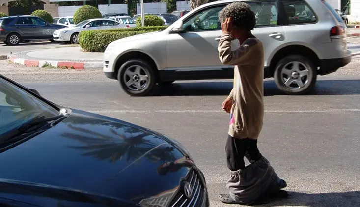 Marrakech .. une arrestation psychologiquement perturbée après avoir agressé les citoyens dans le quartier d'Al-Masirah 1 مراكش.. اعتقال مضطرب نفسياً بعد اعتدائه على مواطنين بحي المسيرة