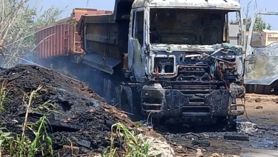 Un feu dévorant un camion complètement sur la route d'AL -Madouz à Tamara