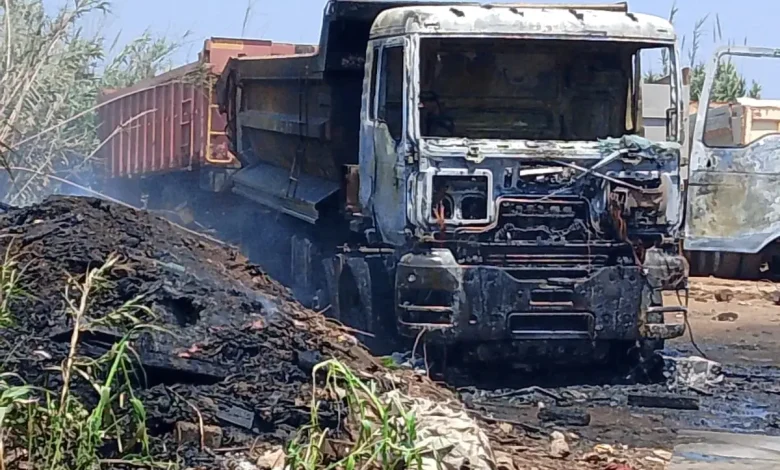 Un feu dévorant un camion complètement sur la route d'AL -Madouz à Tamara 1 Un feu dévorant un camion complètement sur la route d'AL -Madouz à Tamara