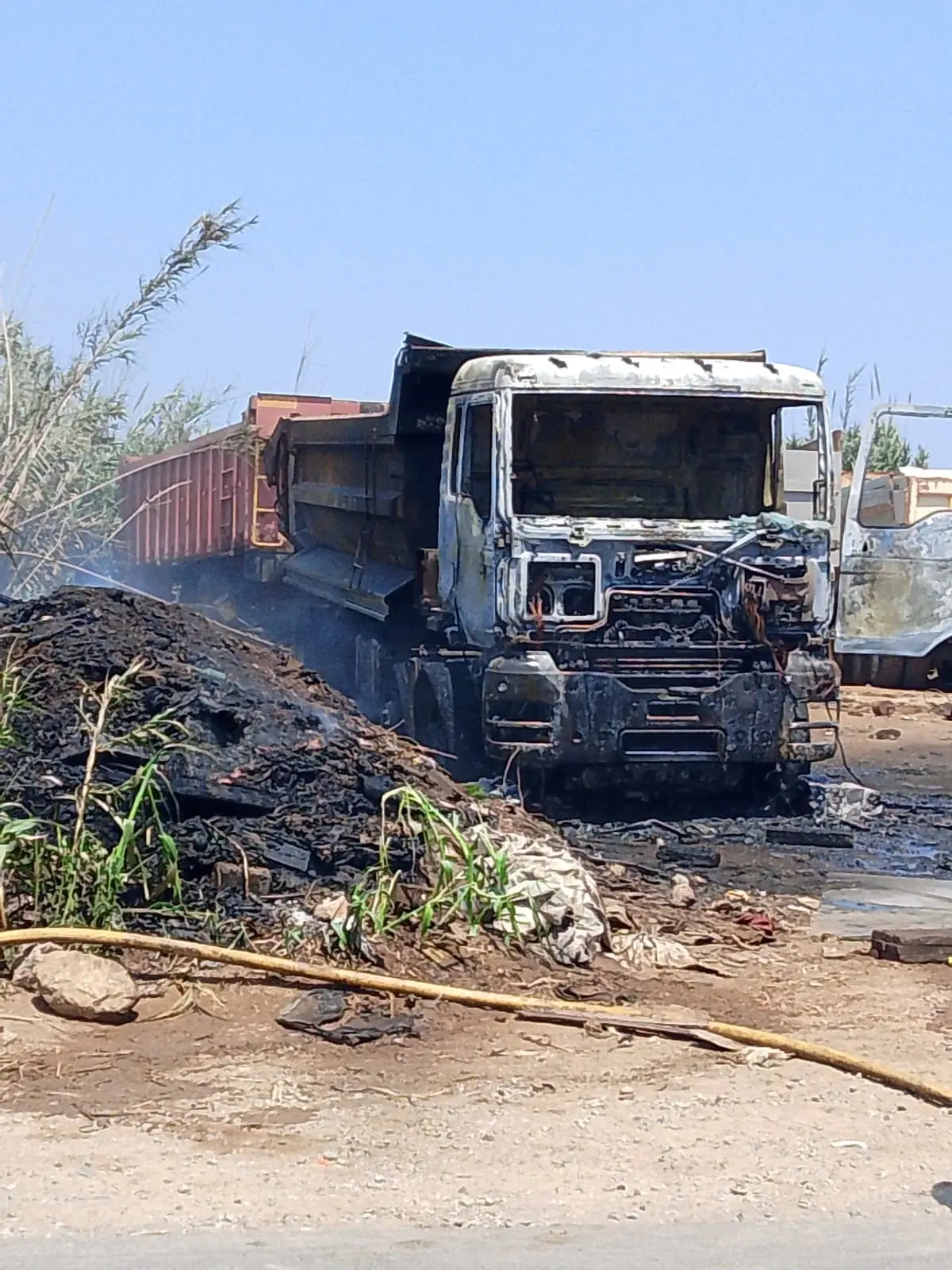 Un feu dévorant un camion complètement sur la route d'AL -Madouz à Tamara