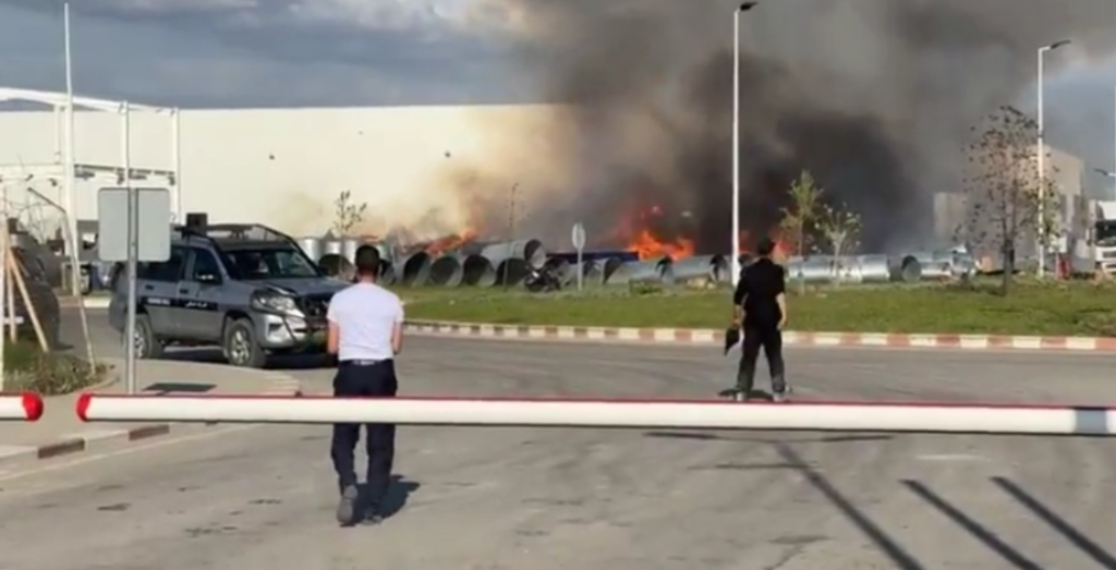 Un feu massif dans une usine de roues à Tanger