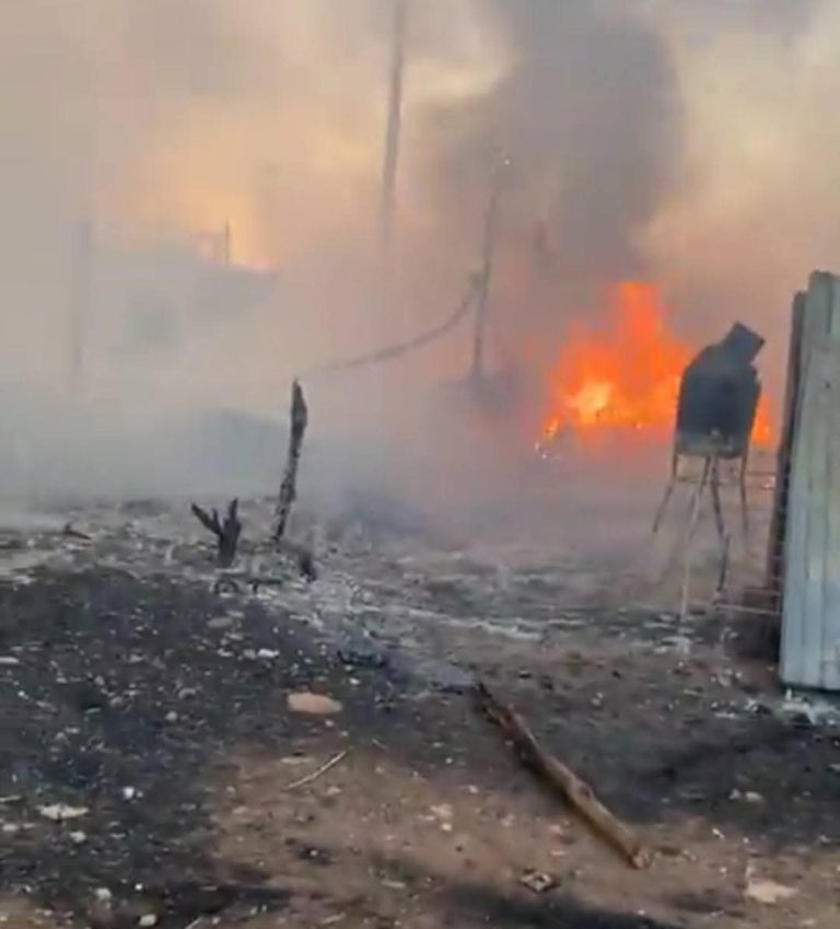 Un volcan .. un terrible feu dévorant le marché de la décoloration sur le chemin