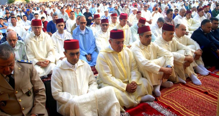 Le travailleur de la région de Taza effectue la prière Eid Al-Adha dans une atmosphère spirituelle majestueuse en suprême Taza