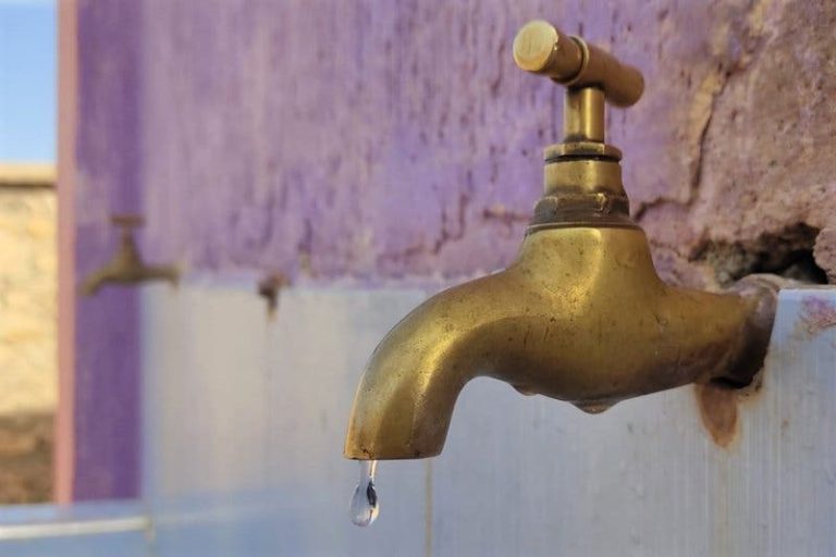 Les interruptions répétées de l'eau potable poussent mon regret à protester