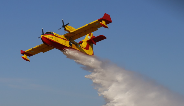 Tetouan .. Les équipes d'incendie poursuivent leurs efforts pour éteindre un incendie de forêt dans le groupe Ain Lahsan