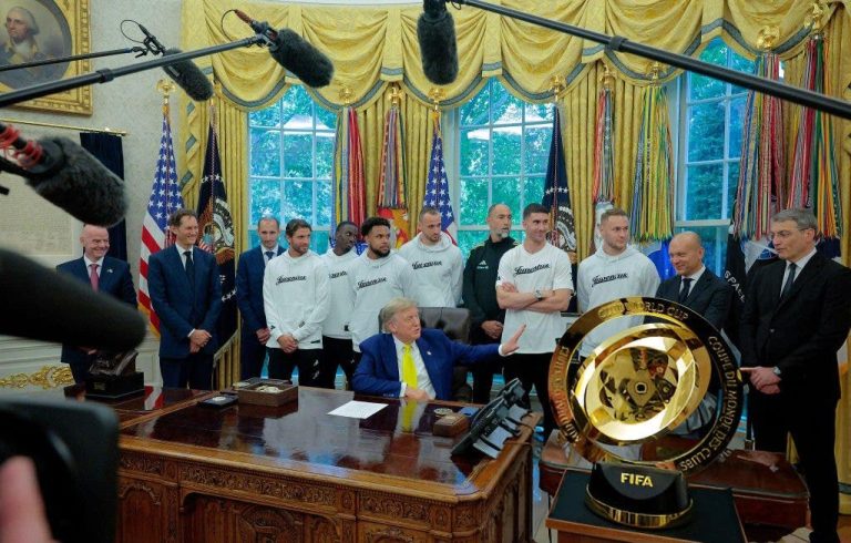 Trump reçoit l'équipe italienne de la Juventus à l'intérieur de la Maison Blanche
