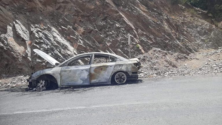 Un feu soudain dévorant une voiture sur la route entre Tahnut et Moulay Ibrahim
