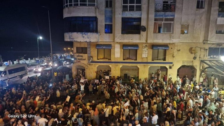 Les manifestations du balcon de l'Atlantique en Larache ... une voix populaire en colère ou un papier entre les mains de certains politiciens?