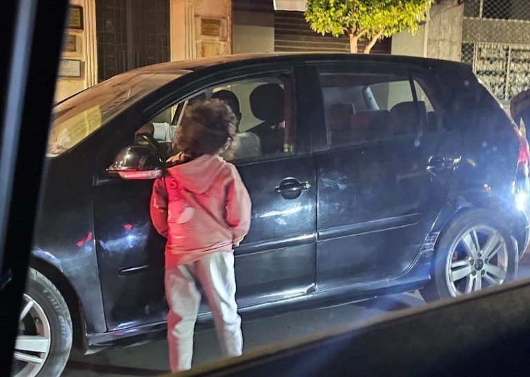 North Maroc en été .. mendiant «artisanat» exploite la générosité ou la taxe sur la pauvreté?