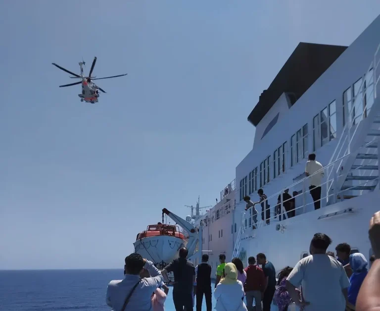 Un hélicoptère médical sauve une exposition marocaine à une crise de santé dans la mer pendant son voyage de Barcelone à Nador