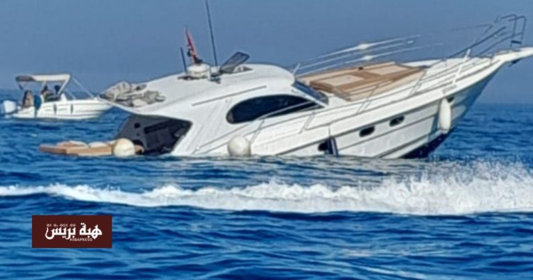 Un yacht luxueux noyant le détroit et sauvant tous les passagers