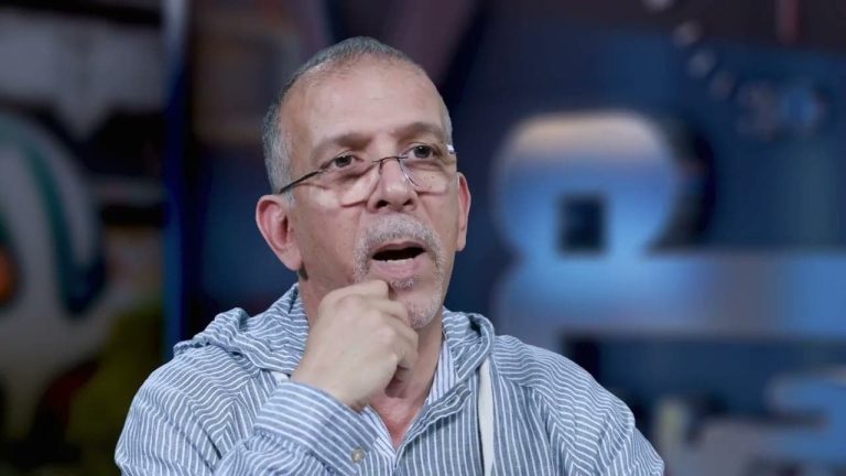 Le commentateur sportif se ridiculise après avoir annoncé son intention d'entrer au Maroc avec une carte d'identité française