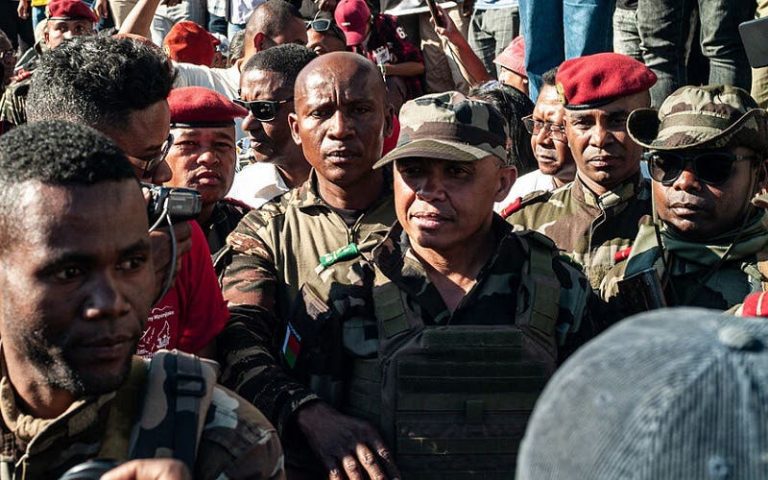 Le dirigeant militaire de Madagascar prête serment en tant que président du pays