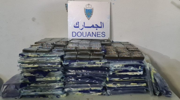 Arrestation d'un imposteur se faisant passer pour journaliste en possession de 181 kilogrammes de chira au poste-frontière de Bab Sebta occupé
