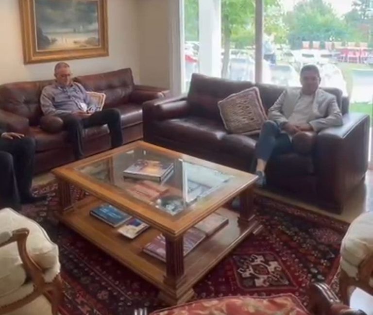 L'équipe de Fouzi Lekjaa et Bourita chez l'ambassadrice du Maroc au Chili avec les supporters marocains