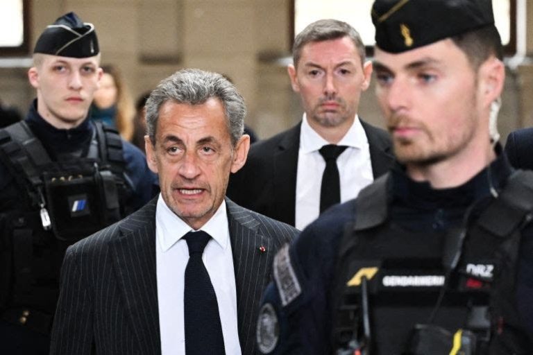 Sarkozy reçoit des menaces de mort en prison et les autorités ouvrent une enquête urgente
