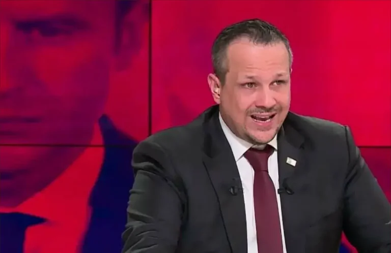Un journaliste algérien suscite le ridicule avec des déclarations fantaisistes : "Des chefs d'État s'entassent quotidiennement pour rencontrer Tebboune"