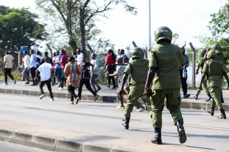 Echauffourées post-électorales en Tanzanie : la police tire et utilise du gaz lacrymogène pour disperser les manifestants