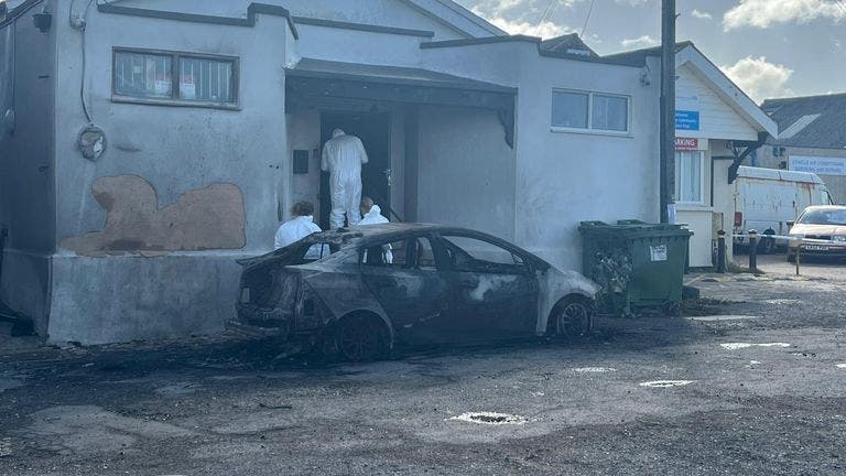 Nouvel incident en Grande-Bretagne : des hommes masqués mettent le feu à une mosquée près de Brighton (vidéo)
