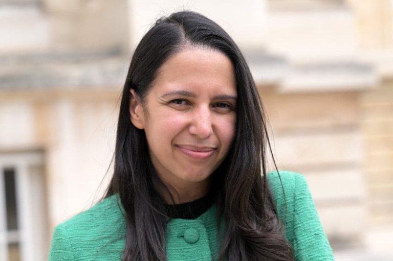 De Ouarzazate à Paris : Qui est Naïma Moutchou, la ministre de l'Intelligence Artificielle en France ?