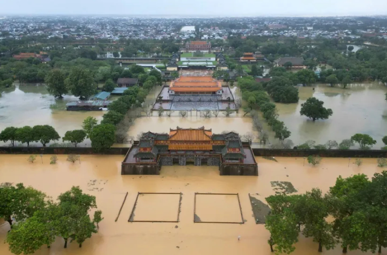 Vietnam : 55 morts et 13 disparus suite à des inondations et glissements de terrain