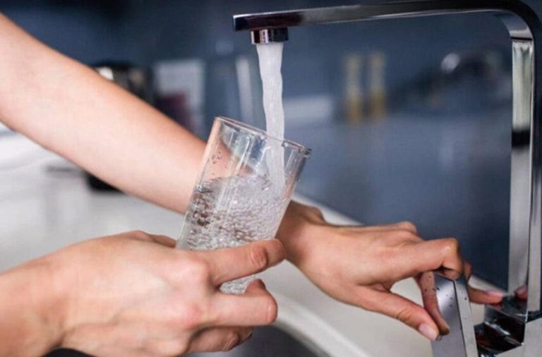 Un rapport d'un site français spécialisé dans les voyages suscite la controverse concernant la qualité de l'eau potable