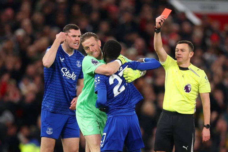 Incident rare sur le terrain de football... Un joueur gifle son coéquipier et l'arbitre l'expulse (vidéo)