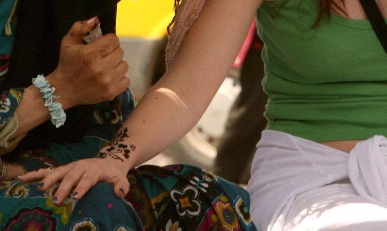 L'escroquerie d'une touriste française conduit un "faux guide" et une "tatoueuse au henné" en prison à l'Oudaya, Marrakech