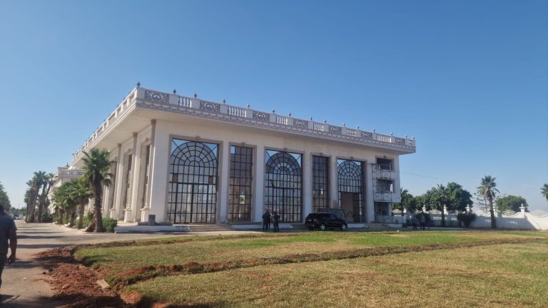 Le caïd de Meknassa à Bouskoura notifie le propriétaire d'un palais d'hôtes de la décision de démolition via "WhatsApp" ! (Vidéo)