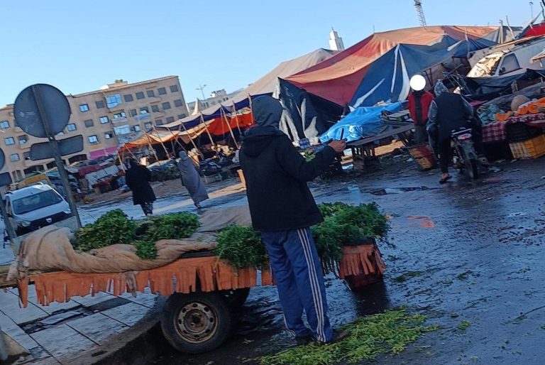 Daroua... L'occupation des trottoirs et des routes préoccupe les habitants