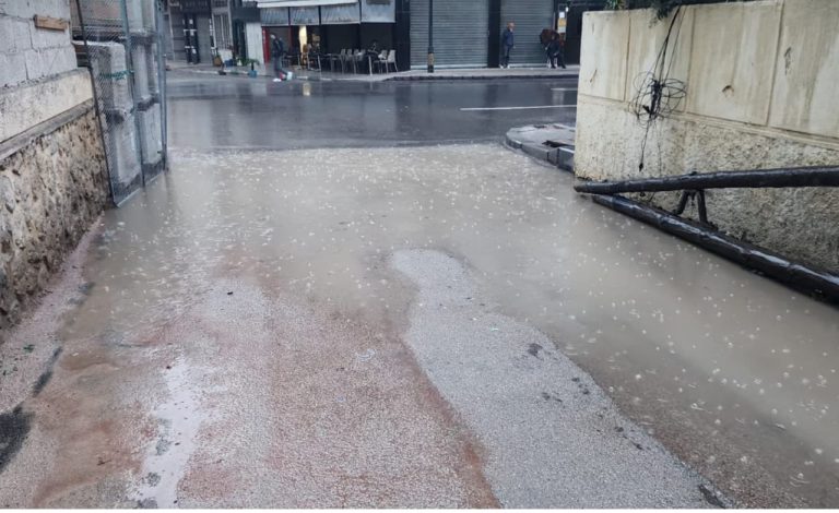 Fès.. Une flaque d'eau due aux pluies suscite la colère des habitants de la rue Houssine Dakhsis au cœur du quartier de l'Atlas