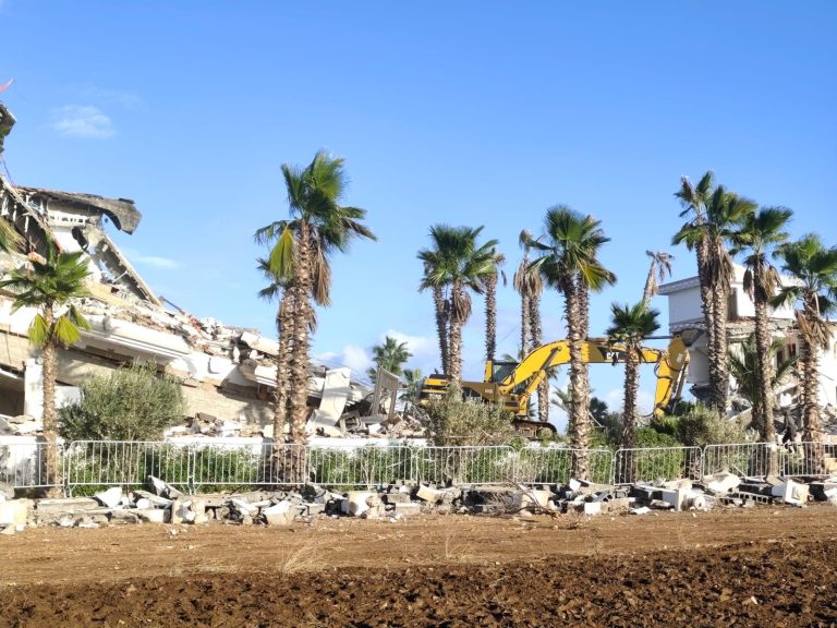 Chute d'une pelleteuse au milieu des décombres lors de la démolition d'un palais de réception et transfert du chauffeur dans un état grave à l'hôpital