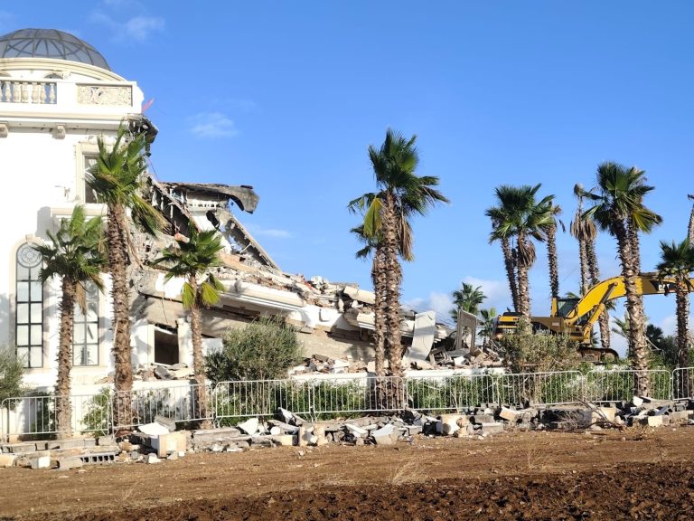 Malgré les critiques généralisées... Reprise de la démolition du "palais de Bouskoura" dans le silence du "ministère de l'Intérieur"