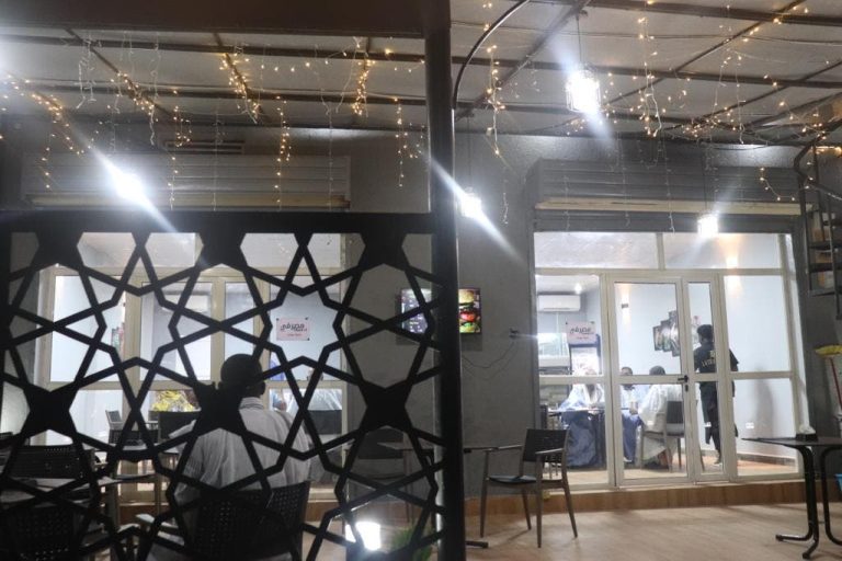 La fixation des horaires de fermeture nocturne des restaurants suscite la controverse en Mauritanie
