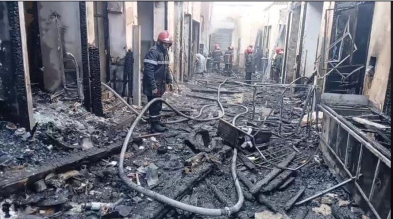 Incendie majeur ravage des dizaines de magasins à (Qobbat Souk) à Taza