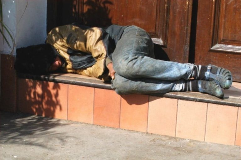 Avec chaque vague de froid glacial à Settat... Les mendiants des rues attendent un geste de compassion