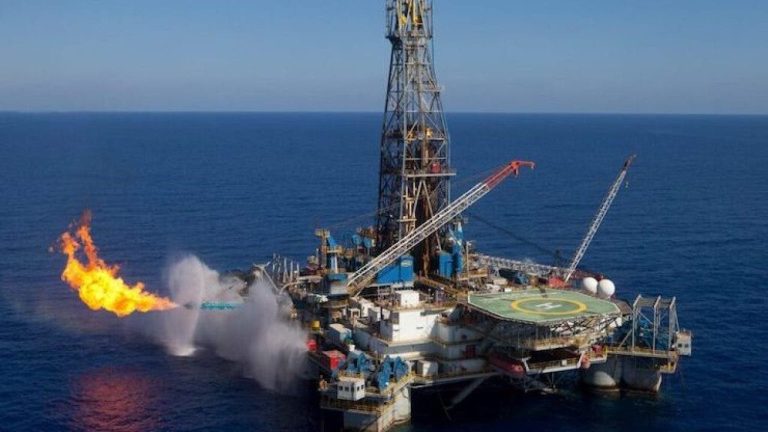 Les prix du pétrole augmentent après la décision de l'OPEP+ de suspendre les augmentations de production