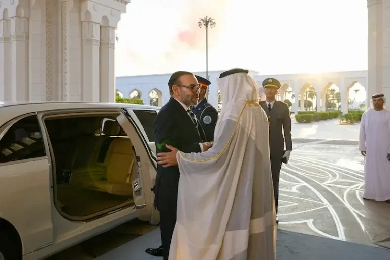 Mohamed Ben Zayed et Mohamed Ben Rachid félicitent le roi Mohammed VI à l'occasion de la fête de l'Indépendance