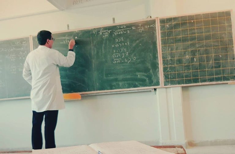 Suspension d'un professeur et avertissement à un surveillant général pour avoir publié du contenu critiquant l'état de l'éducation