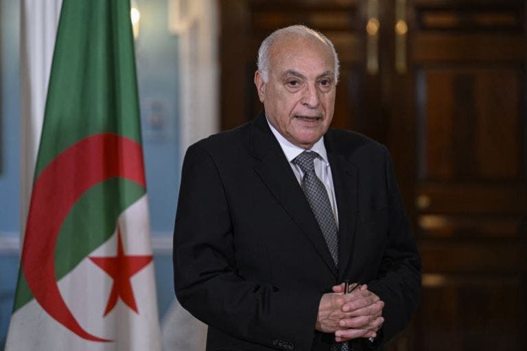Un journaliste algérien à Attaf : « Le Maroc récolte les fruits au Sahara et vous pleurez et vous lamentez, vous l'incapable »