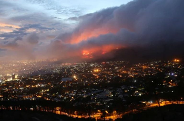Incendie en cours depuis 10 jours.. Le feu du Cap-Ouest en Afrique du Sud ravage 35 000 hectares